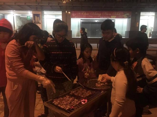 Náo nức gói bánh chưng ở chung cư ảnh 8